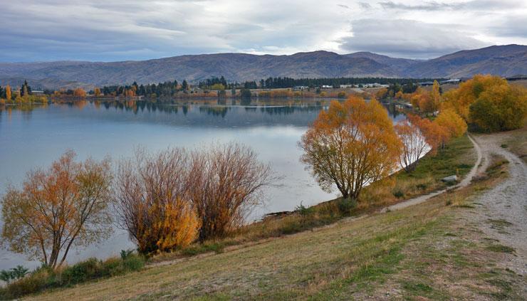 Walking track alongside the Clutha river in autumn