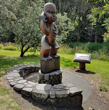 Maori carving at the entrance to the reserve