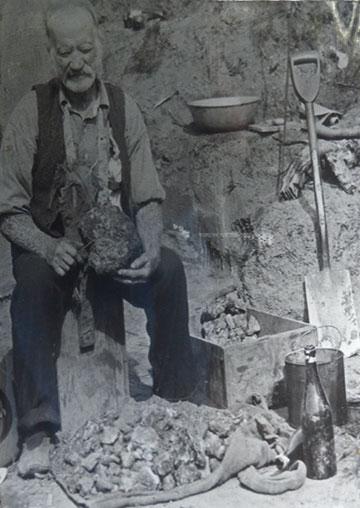 Picture of an old digger, cleaning the gum after a day's digging