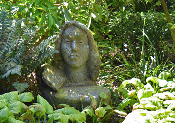 Sculpture at the entrance to the gardens