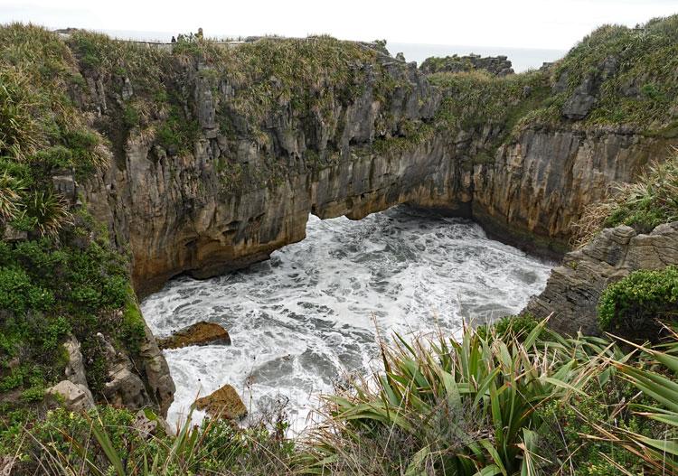 Sea flowing under the rocks