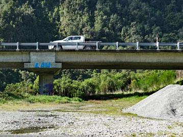 Traffic on the Ohikanui River bridge