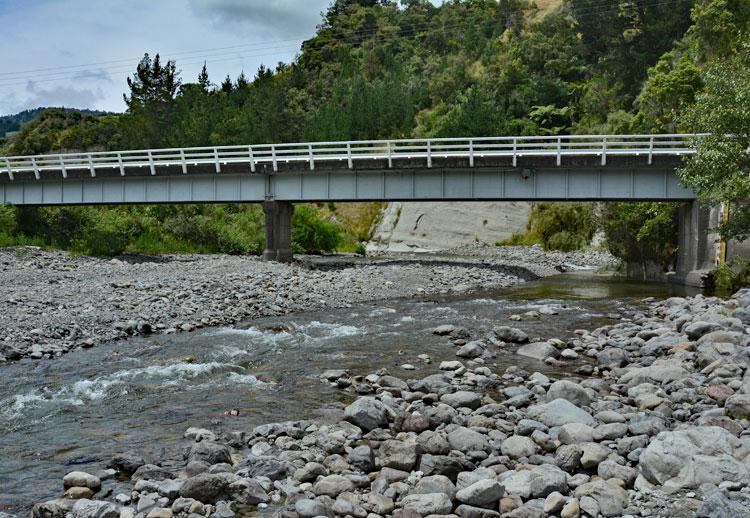 The Pohangina river and bridge