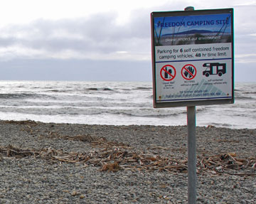 Entrance to the beach with freedom camping sign