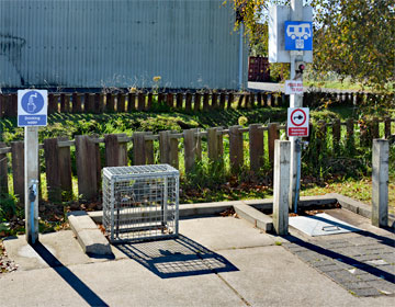 Public dump station with drinking water