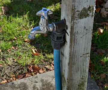 Spring-loaded drinking water tap
