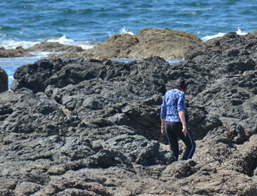 Shuping fossicking in the rocks